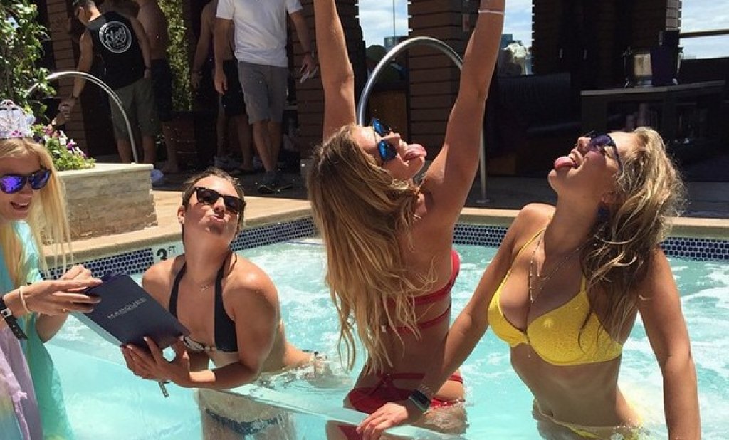 Три голые девки в бассейне замечательно провели время