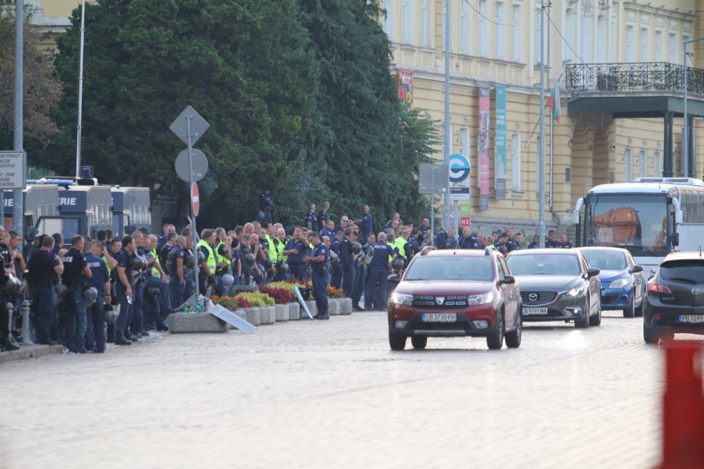 "Велико народно въстание 2": КПП-та на протеста и сериозни полицейски проверки