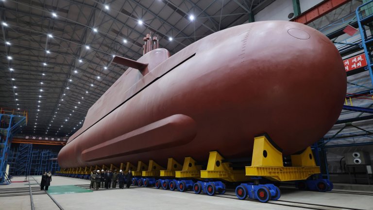 По данни на КНДР подводницата тежи 8700 тона и локацията ѝ се пази в пълна секретност