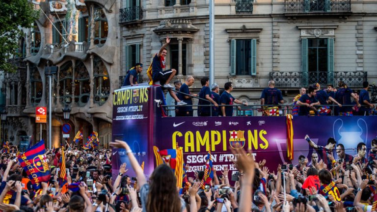 Многохиляден парад и грандиозна заря за требъла на Барса