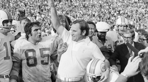 И Дон Шула, треньорът с Непобедимите от Маями, минали през целия сезон 1972 г. без поражение и спечелили Супербоул. Днес Шула е на 85 години и преди месеци му бе връчен орден за заслуги към играта от Барак Обама.