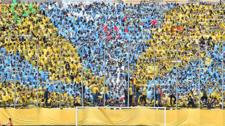 Стадионът във Фрозиньоне може да е за 11 000 души, но публиката е вярна на своите герои.