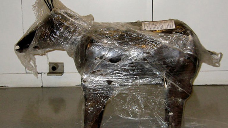 В тази симпатична фигурка на магаренце е намерено огромно количество трева