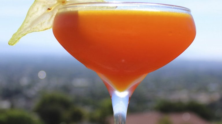 Санса Старк
Сипете около 30 мл водка. Прибавете шафранова течност (от някой близкоизточен магазин) или си я направете сами като накиснете шафран в топла вода. Добавете около 50 мл вермут и 30-тина мл сироп от лимонена трева или сироп от шафран и кардамон. Сипете и портокалов сок. Всичко това разклатете добре в шейкър и сервирайте в подходяща чаша.