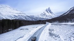 Това е студено време дори за тази северна страна, но в градчето Карашьок са свикнали