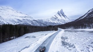 Това е студено време дори за тази северна страна, но в градчето Карашьок са свикнали