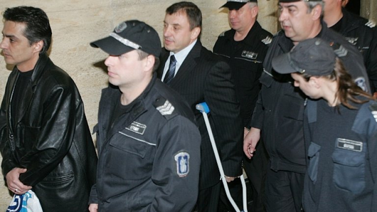 нароченият за "Октопод" Алексей Петров влезе с патерици на днешното заседание на съда