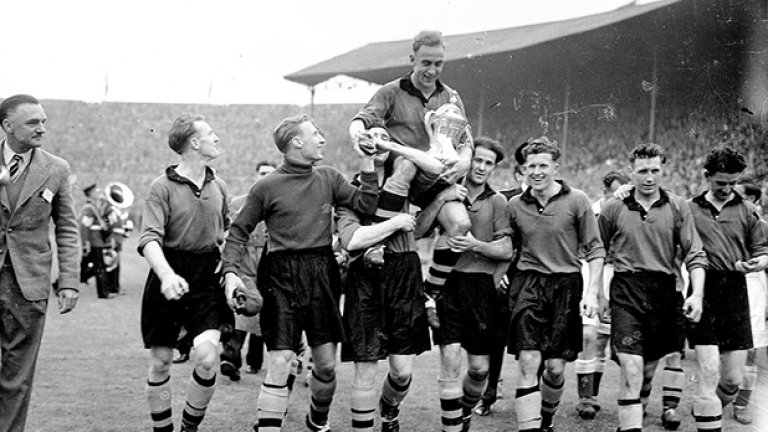 Капитанът на Уулвърхемптън Били Райт е понесен на ръце от съотборниците си след успеха с 3:1 над Лестър на финала за ФА къп през 1949. Райт е от великаните, играли само за един клуб, като носи фланелката на "вълците" цели 20 години - между 1939 и 1959. 