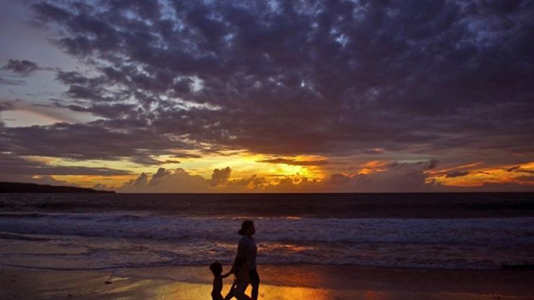 Залезът понякога говори сам. Шепти нежно.