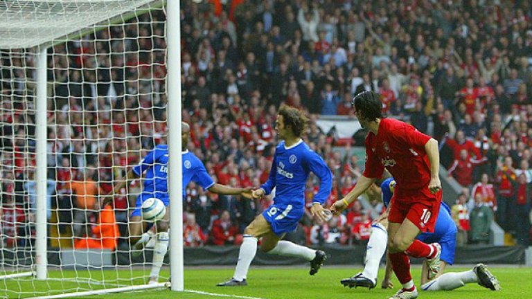 Кошмарен момент за феновете на Челси. Луис Гарсия бележи "призрачния гол", с който "червените" отстраняват лондонския си съперник, след което триумфират с Шампионската лига в Истанбул. 