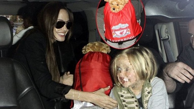 Анджелина купува често детски сувенири и фланелки от онлайн магазина на клуба, а и кучето на семейството бе снимано няколко пъти в "облекло" на Ливърпул.