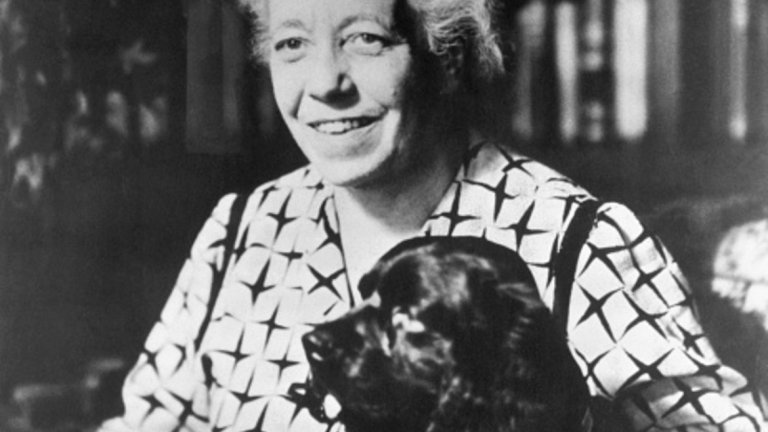 Карен Хорни (1883-1952)
Хорни е най-известна с работата си върху неврозите и женската психология. Получава образованието си в университетите във Фрайбург, Гьотинген и Берлин. Теорията за неврозите на Хорни твърди, че има десет модела на невротичните нужди, които се използват за справяне със страховете, предизвикани от междуличностните отношения. Хорни се противопоставя на гледната точка на Фройд за женската психология и използва научни методи, за да докаже, че обществата поощряват зависимото положение на жените и надценяват мъжете.