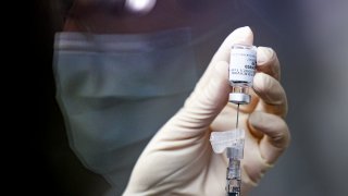 Причината са случаи на тромбози при жени под 50 години