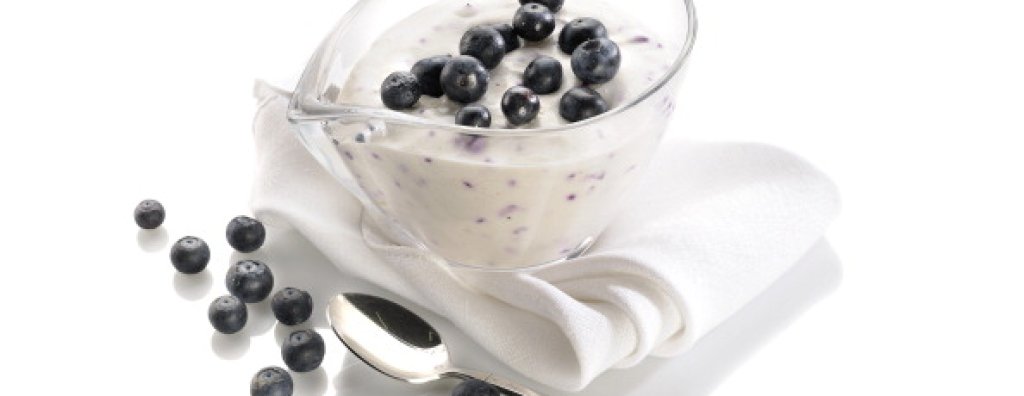 2. Нискомаслено мляко с боровинки – млякото съдържа не само протеини, но и калций, и желязо. Боровинките пък не са само за по-добър вкус. Този плод е натурален антиоксидант, а също така съдържа и въглехидрати, които ще ви заредят с енергия.