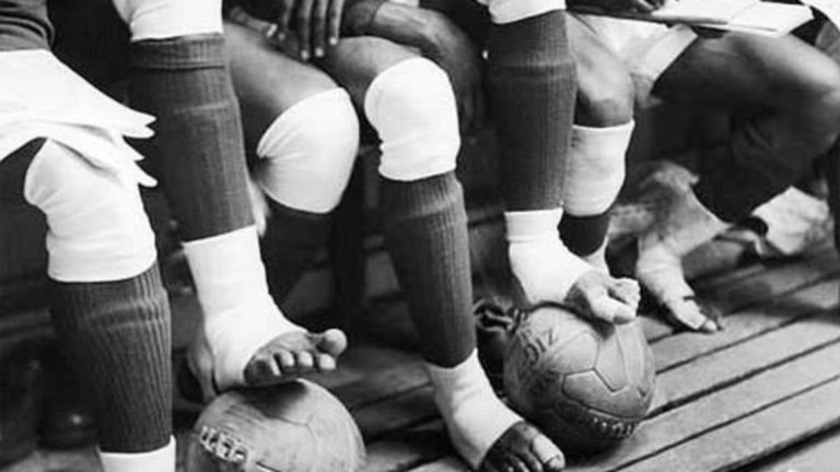 Футбол на бос крак

Всеизвестен е фактът, че националният отбор на Индия отказва да играе на световното първенство през 1950 г. заради това, че на футболистите не е позволено да ритат боси. А точно това е желанието на индийците. Шест години по-късно на олимпийските игри в Мелбърн през 1956 г. се стига до компромисно решение – част от тях ритат с кожи, увити около ходилата им. Изглеждат смешно, но в мача срещу Австралия нападателят на Бомбай Невил Д`Соуза забива три гола почти на бос крак за победата на азиатците с 4:2. Така Индия стига чак до мача за третото място, където играе срещу България. Два гола на Тодор Диев и един на Димитър Миланов ни носят победа с 3:0 и бронзовите медали. Но българската отбрана вижда голям зор, докато опази индийците с кожите на краката. 