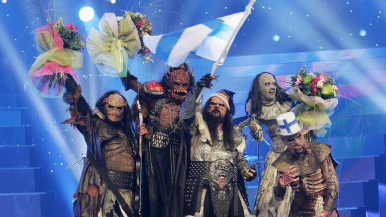 Lordi - Hard Rock Hallelujah
Или последните хора, които очаквате да спечелят конкурс като "Евровизия". Това парче обаче им донесе точно този успех. Роля вероятно изигра и предизвикателната им демонична визия, която успя да очарова дори хората, които не си падат по рока.