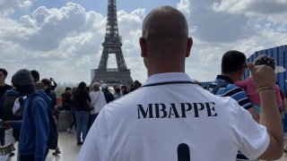 Феновете на Реал се скъсват да обиждат Мбапе насред Париж (видео)