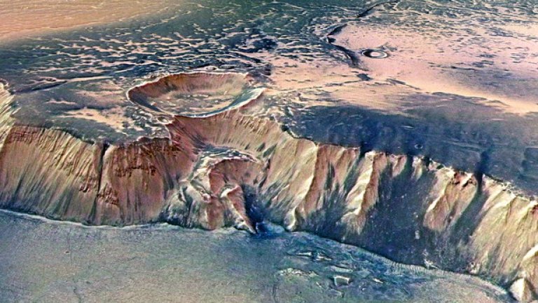 Откриването на вода на Марс

"Марс не е сухата, пустинна планета, за каквато сме я мислили в миналото", обясни НАСА в края на септември и обяви, че е открила солена вода, която се стича по каньоните на Червената планета. До откритието се стига след анализ на химически карти на повърхността на Марс, които показват следи от соли, които се намират единствено във водата.

През 2011 г., докато изследваха снимки на Червената планета, направени със сондата "Марс рикънисънс орбитър", ученитe откриха тъмни пояси, широки между 0,5 и 5 м, върху някои склонове. Тези пояси се появяваха през летния сезон и изчезваха през марсианската зима. Смята се, че откриването на течаща вода предвещава пробив в търсенето на живот на планетата.
