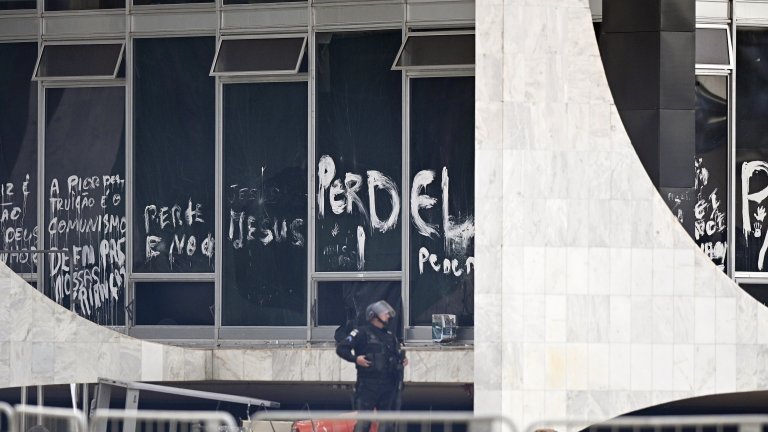 Стотици привърженици на Болсонаро нахлуха в Конгреса на Бразилия