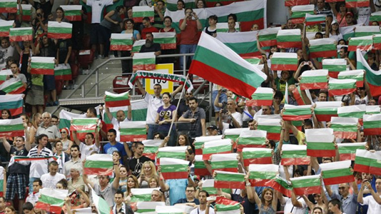 Похвално е, че хората подкрепят българските отбори. Но повечето са патриотични митингари, а не спортни фенове. 