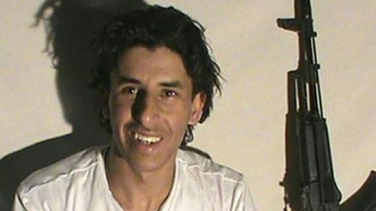 „Той беше добър, добър, добър", казва 50-годишна съседка и приятелка на семейството Мониа Раяхи.