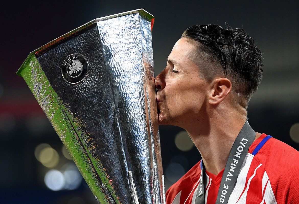 Футболистът целува трофея от Лига Европа, който спечели с Атлетико миналата година