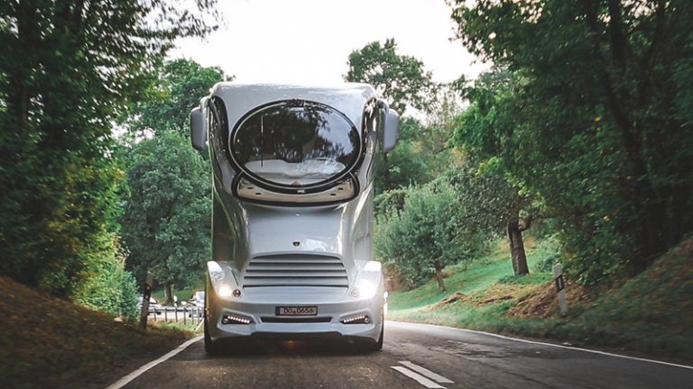 Тя има над 220 кв. метра площ и дори бар на покрива