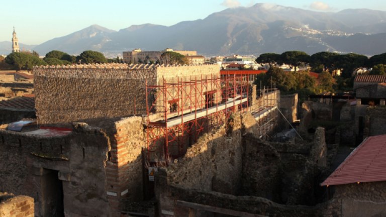 Срутването на т.нар. Вила на Гладиаторите в Помпей разклати стола на италианският културен министър Сандро Бонди