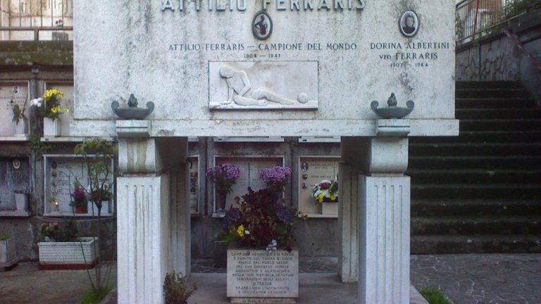 Ферарис окача бутонките през 1944-та, но три години по-късно трагична смърт го намира именно на терена по време на мач на звездите и така слага край на живота на една от първите италиански футболни легенди. И до днес на надгробната му плоча пише „Атилио Ферарис – световен шампион“.