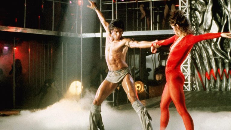 Staying Alive
В това продължение на “Треска в събота вечер” има много противоречиви моменти и диско модата е един от тях. Под звуците на Bee Gees се разхождат червено трико със златни акценти, червени чорапогащи и препаски в гръцки стил, които ще оставят травми във всеки с по-чувствително око за модата.