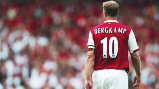 Симетрията в играта му, математическата прецизност на пасовете му, геометрията на ударите му - превръщаха Бергкамп в знатен професор и творец в световния футболен университет. Да, той създаваше изкуство със своя футбол, но в същото време си остана добрякът, за когото играта беше момчешка любов. И бе твърде скромен, за да се възприема като поет, художник или ментор.