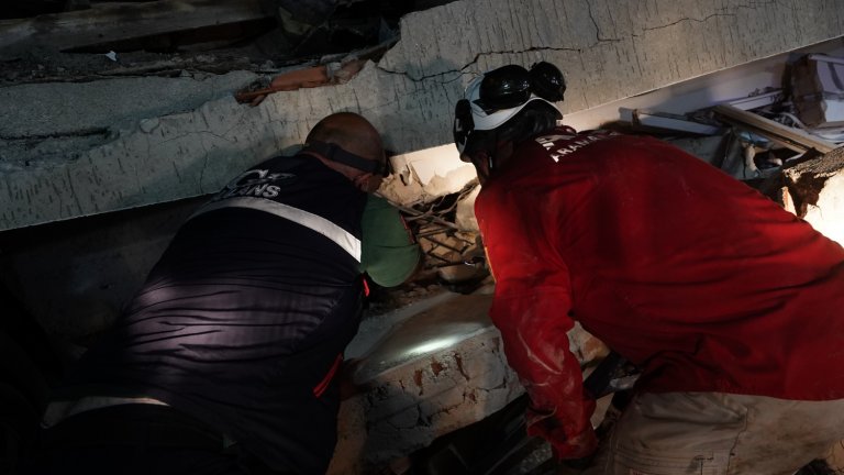 Часове наред след земетресението спасителите продължават да търсят хора сред разрухата.