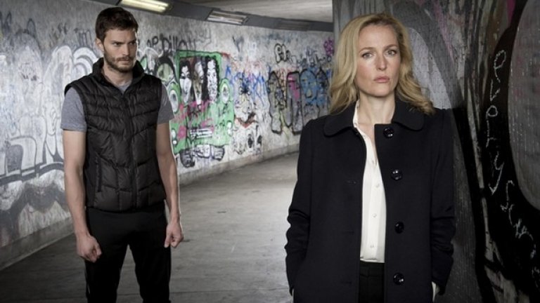 Падението (The Fall)
Сериалът, с който Джейми Дорнан спечели моето сърце. Той и Джилиан Андерсън играят инспектор от полицията (тя) и сериен убиец на млади момичета (той). Играта на котка и мишка е бавна, напрегната и на моменти доста психопатска. Действието се развива в Белфаст и е по-мрачно дори от най-гадните ви кошмари.