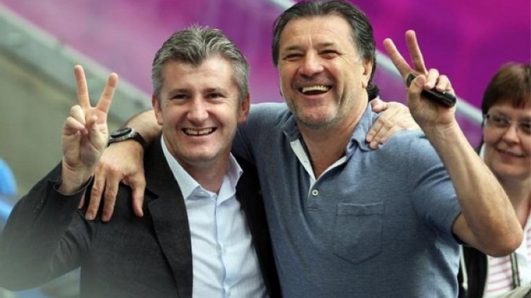 Давор Шукер (вляво) е голмайстор на световно първенство и най-голямата легенда на хърватския футбол. Но и той толерира братя Мамич (на снимката е със Здравко), което обърна феновете срещу него и сега го ругаят по стадионите.