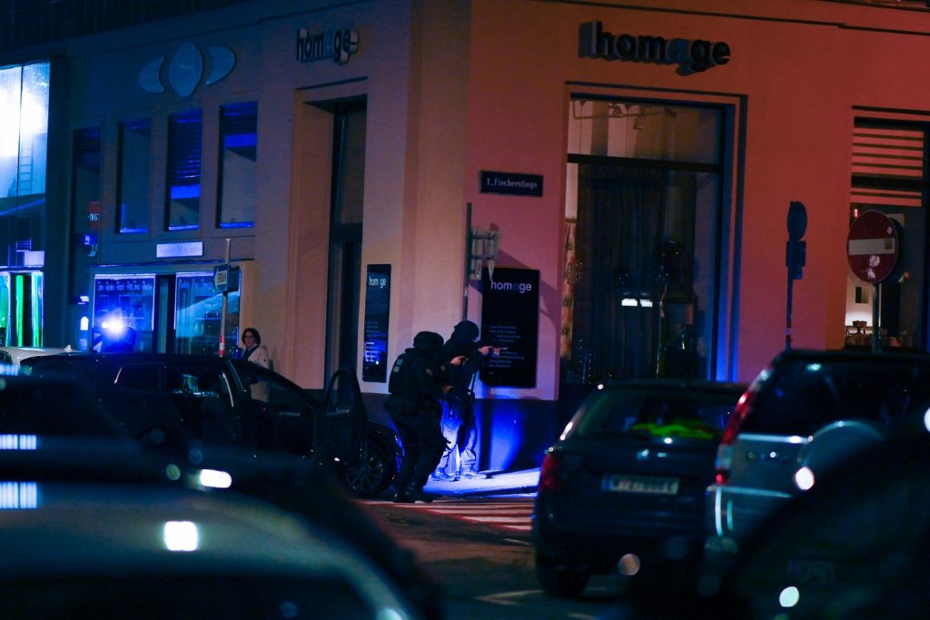 Жертви и ранени след терористичен акт в центъра на Виена