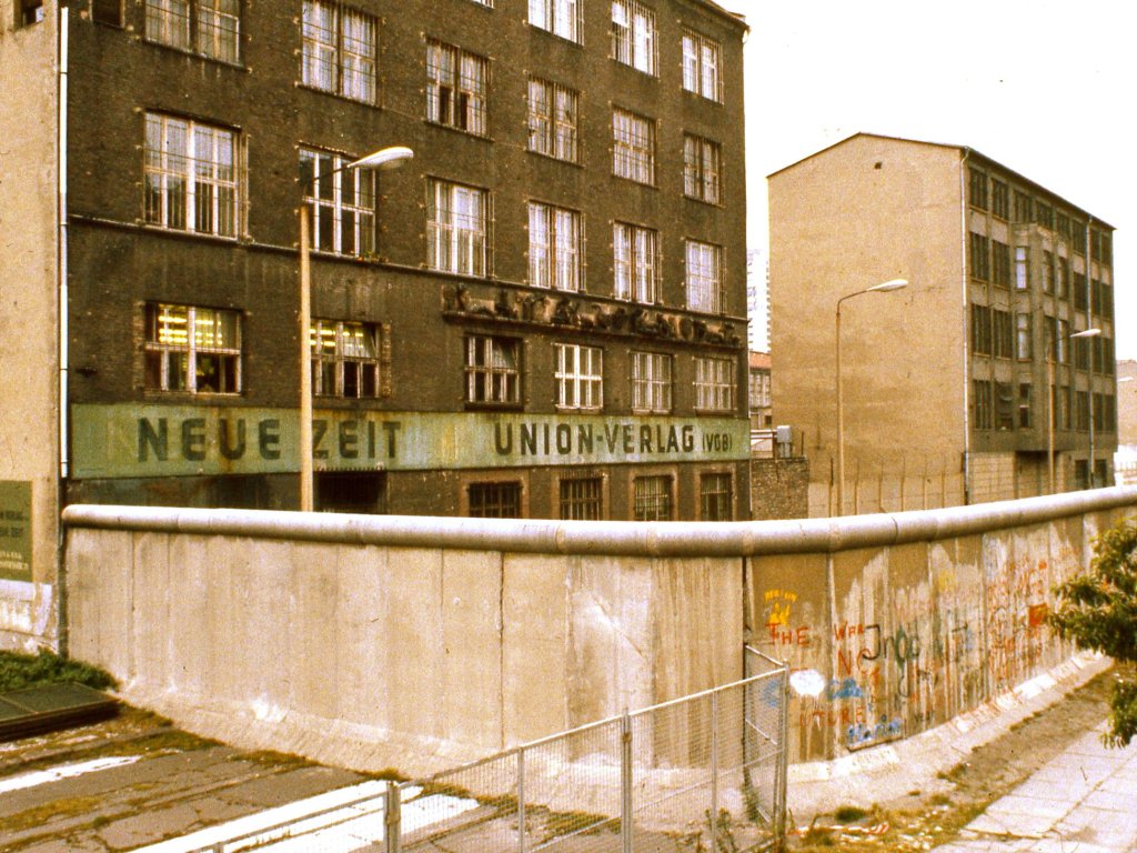 Exterior_of_East_Berlin_Neue_Zeit_newspaper,_with_Berlin_Wall_in_foreground