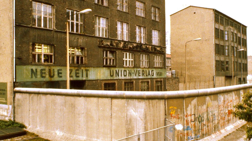 Exterior_of_East_Berlin_Neue_Zeit_newspaper,_with_Berlin_Wall_in_foreground