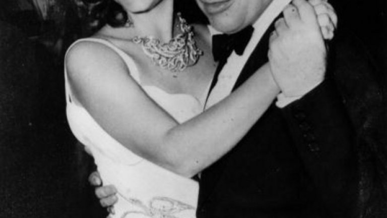 Слабостта на Чарли Чаплин към непълнолетните жени
Ако Чарли Чаплин живееше днес, той би бил обвинен най-малкото в хиперсексуалност, а защо не е и в педофилия? Всъщност неговите бракове до един са с по-млади жени. С много по-млади жени.
Първият му брак е с Милдфред Харис, която е на 16, когато Чаплин е на 29 години. Следващият му брак е с Лита Грей, която пак е на 16 - но този път Чарли е на 35. Следващият му брак е след 9 години - той се жени за Полет Годар, звезда от Бродуей, която е на 22 (въпреки че твърди, че е на 17, заради имиджа си), когато той вече сериозно минава 40-те години. Последният си брак с Уна О'Нийл сключват, когато тя е на 18, а той на 45. 27 години не е от особено значение за Чаплин – още повече, че бракът му се оказва много успешен - тя остава с него до края на живота му и му ражда цели 8 деца