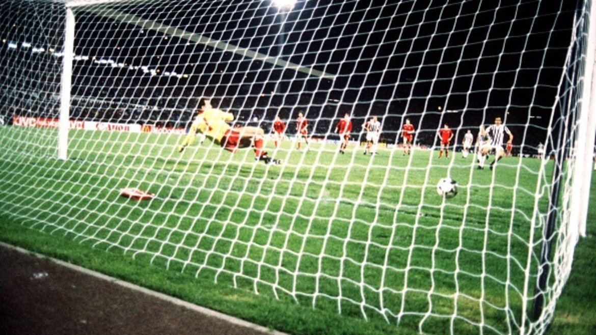 Дузпата на „Хейзел” 

В средата на 80-те години Ювентус разполага със страхотен отбор, в който играят и чуждестранни звезди като французина Мишел Платини и поляка Збигнев Бониек. Финалният мач за КЕШ срещу Ливърпул през 1985 г. е предшестван от голямата трагедия, отнела живота на 39 зрители на стадион „Хейзел” в Брюксел. Въпреки това, френският президент на УЕФА Жак Жорж и префектът на белгийската столица решават, че мачът ще се играе. Ювентус печели с 1:0 след гол от несъществуваща дузпа, отсъдена от швейцарския арбитър Андре Дена. Нарушението в 56 минута, извършено от Гари Гилеспи срещу Бониек, е най-малко на метър извън наказателното поле. Само че реферът отсъжда наказателен удар. При изпълнението Платини е точен във вратата на Брус Гробелар, а след това хуква да се радва по игрището, забравил за трагичните събития два часа по-рано. Оправданието на съдията след мача гласи, че уж бил на 20 метра от събитията и му се видяло, че това е дузпа. 
Само че англичаните нямат вяра на подобни обяснения. Още повече, че са известни дългогодишните контакти на италианските футболни манипулатори с реферите от Швейцария. Още от времето на прочутия Готфрид Дийнст през 60-те години, оказал се по-късно дори техен съдружник в някои бизнес начинания.

