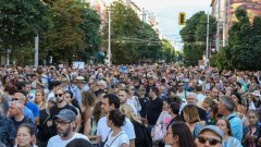 "Един протест от десет хиляди души е по-ефективен от десет протеста с по хиляда", пише Лора Младенова в коментара си