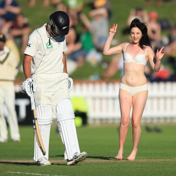 Красивото лице на нахлуванията - солова акция на девойка по време на мач по крикет на Англия и Пакистан.