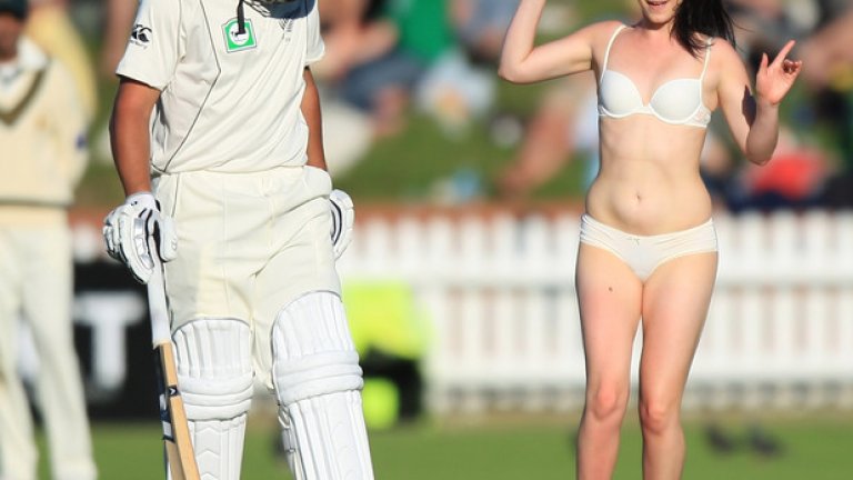 Красивото лице на нахлуванията - солова акция на девойка по време на мач по крикет на Англия и Пакистан.