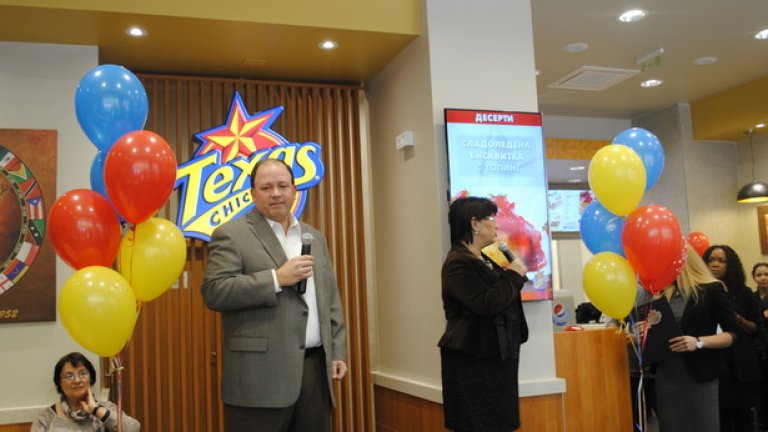 Зак Колиъс преряза лентата на заведението