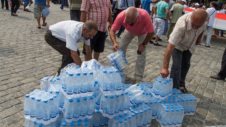 Автобуси стовариха подкрепата за властта