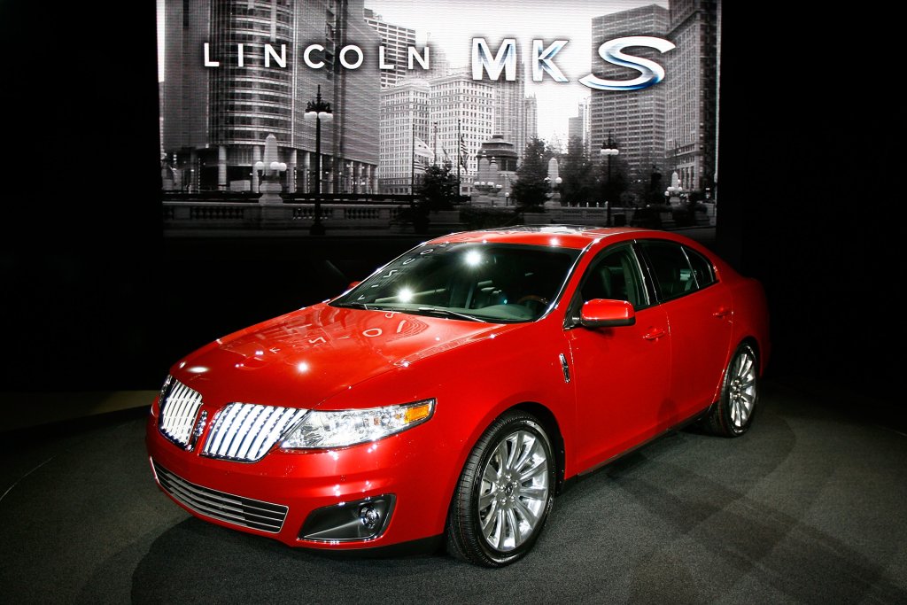 Lincoln MKS 
MKS е Ford Taurus със сменена емблема. Парадоксално, Taurus ще продължи да съществува. 