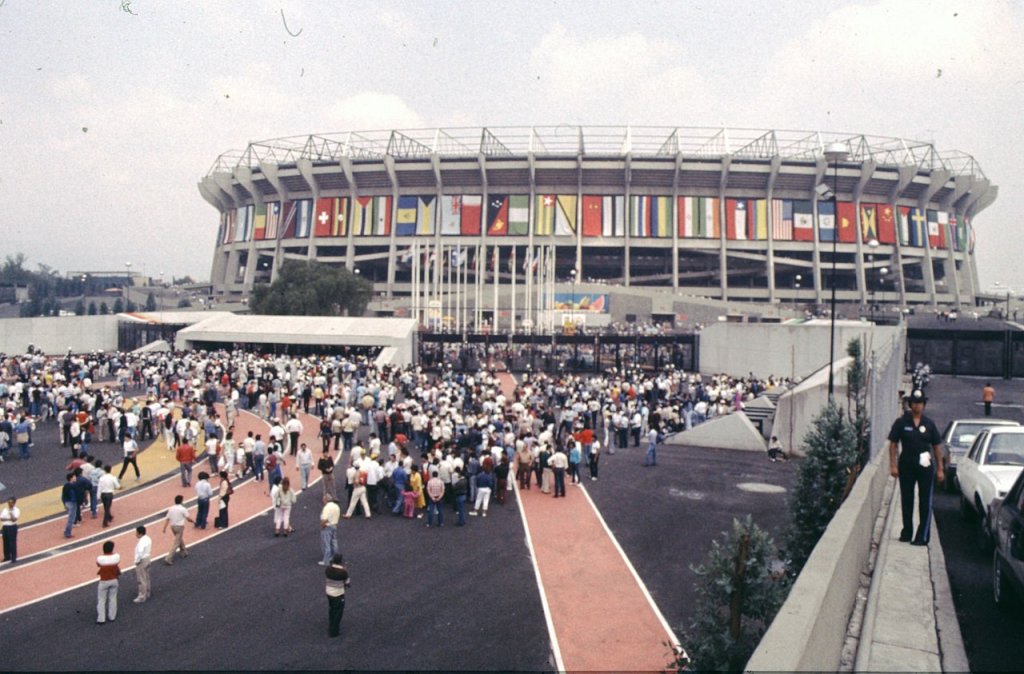 1280px-Mexico_stadium_1986