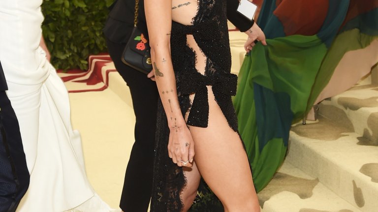 Зоуи Кравиц 
Още една звездна дъщеря, която започна с модата и се преориентира към киното. Зоуи е дъщеря на Лени Кравиц и актрисата Лиса Боне. Биографията й включва блокбастъри като "Дивергенти" и "Лудият Макс: Пътят на яростта". 
Освен това е Лита Лестранж от "Фантастичните животни" и Бони от "Големите малки лъжи" - все заглавия, които са напълно достатъчни да я утвърдят като търсено име в Холивуд.