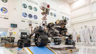 1280px-PIA23499-Mars2020Rover-FirstTestDrive-20191217a