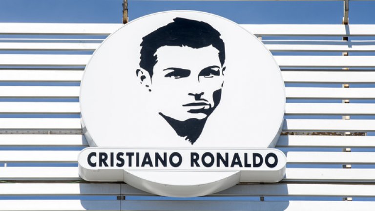 Международно летище “Кристиано Роналдо”
След това спокойно може да се отправите към другите му хотели през международното летище в Мадейра, което неотдавна носи името на Кристиано Роналдо, а освен това го краси една печално известна и доста неправдоподобна статуя (бюст) на фтуболиста.
