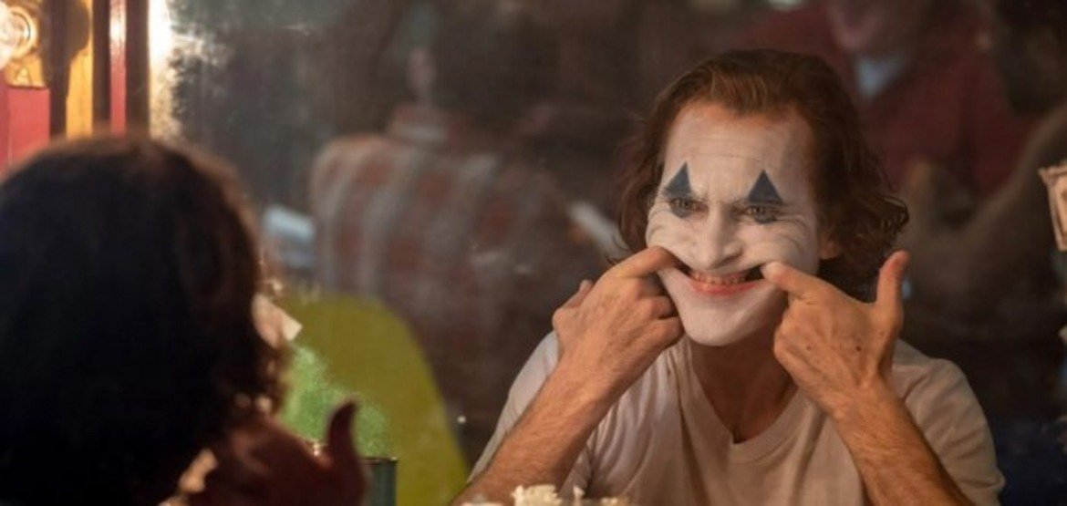 Joker / "Жокер" 

Публиката във Венеция ще има привилегията да гледа първата прожекция на "Жокерът" с Хоакин Финикс - един от филмите, които вече се спрягат в класациите с фаворити за "Оскар". Хийт Леджър спечели наградата на Академията посмъртно именно за ролята си на антигероя в The Dark Knight, а сега талантливият Хоакин Финикс получава перфектна възможност да извади най-мрачните, болезнени и патологични нишки от образа му. 

